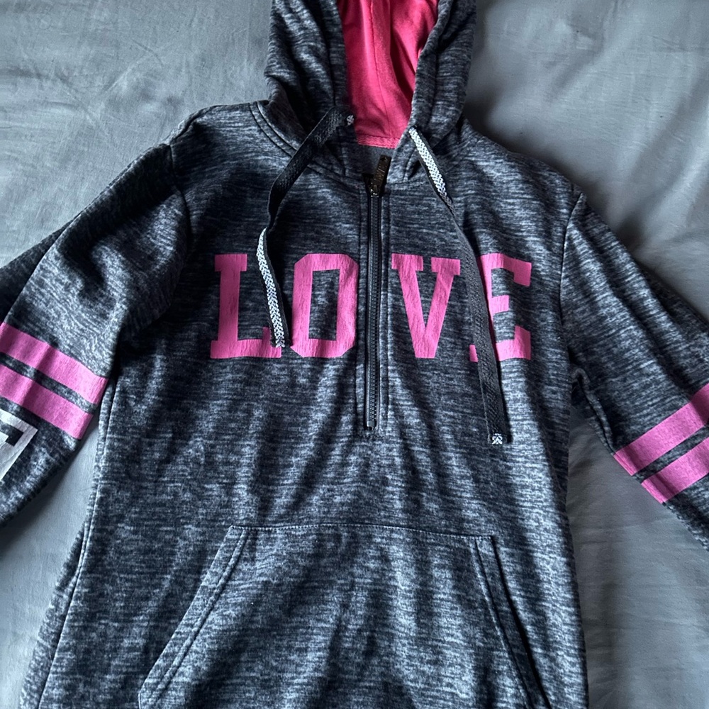 This is a hoodie. It is an XL. I am not sure if this is pink or not honestly.